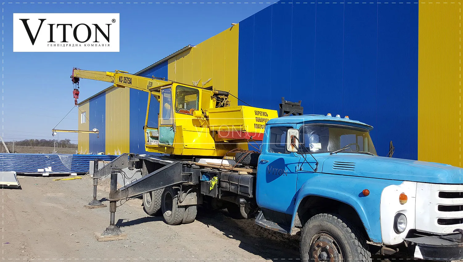 Стінові та покрівельні профілі сендвіч-панелей: відмінності та сфера застосування.